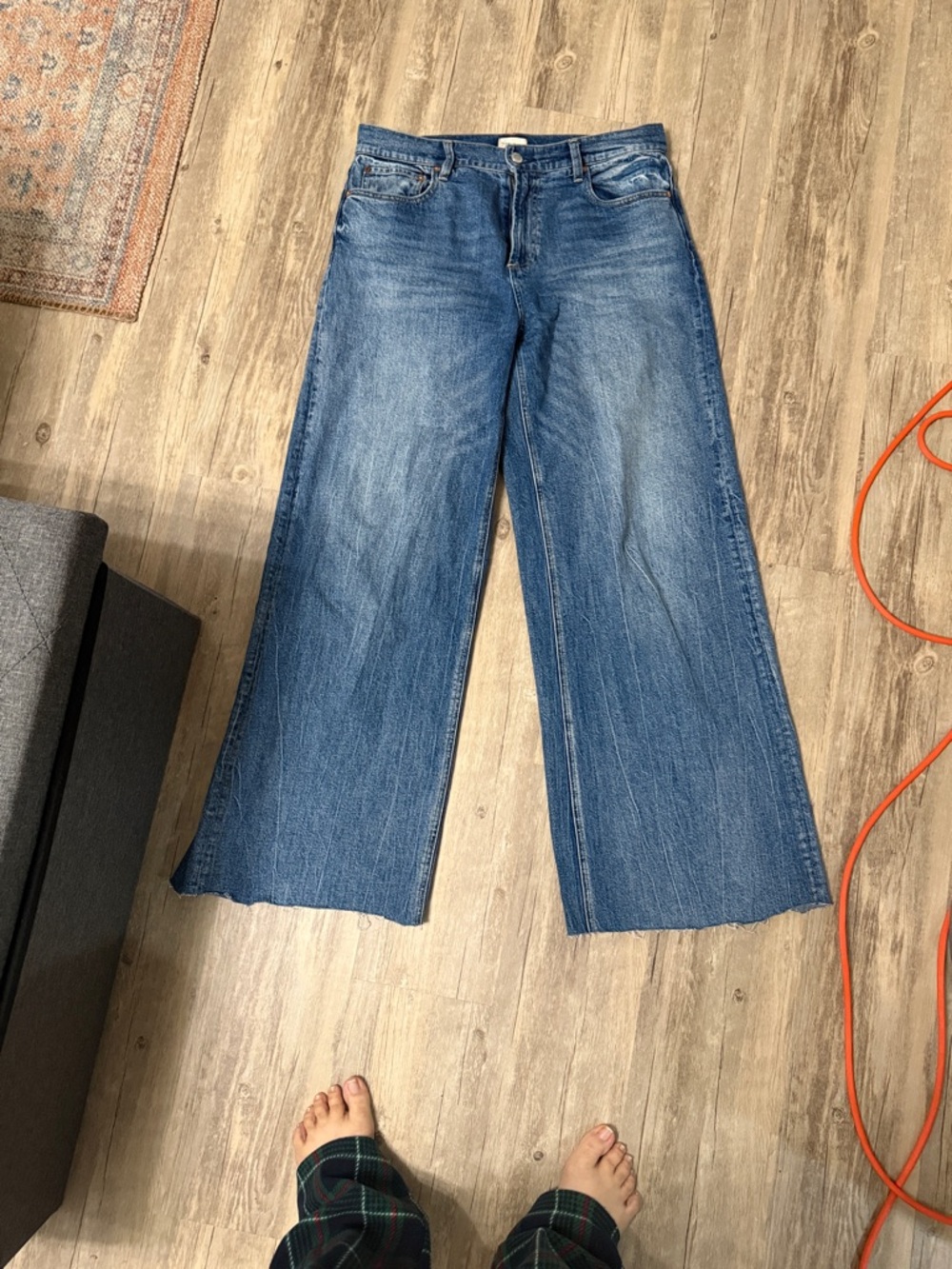 Alice + Olivia Wide-Leg Raw Hem Jeans in Denim Blue